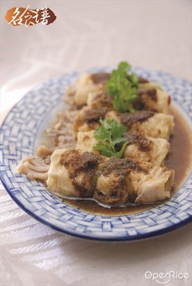 Steamed "Dou Bao" Rolls with Toona Sinensis Sauce Recipe 香椿酱蒸金菇豆包卷食谱