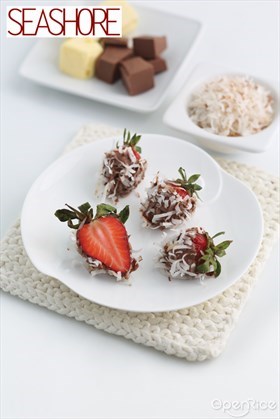 Chocolate Covered Strawberries with Coconut Flakes Recipe 雪花巧克力草莓食谱