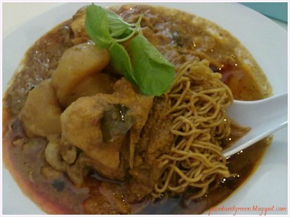 Dry Curry Noodles with Chicken and Prawn