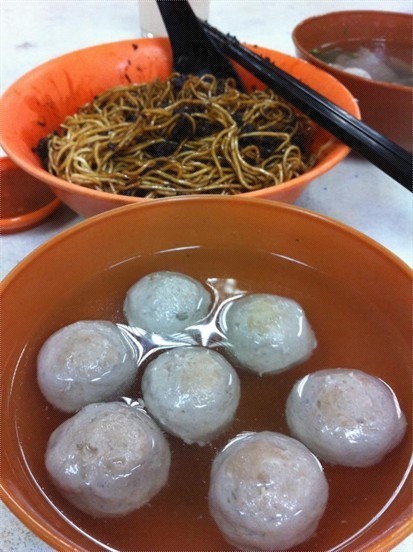 Dry noodle with beef ball soup