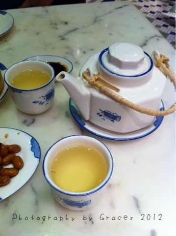 点选了杭州菊花茶 ( 建议另加入少许白细糖可曾添白菊的香甜度，当然这依个人喜好。)