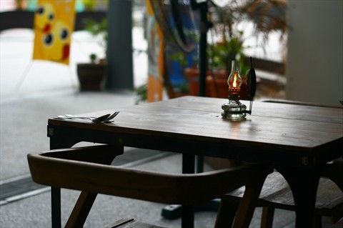 木桌子和椅子是采用印尼柚木特别订做而成。