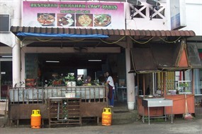 Makanan Laut Danis Restaurant