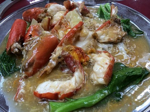 The gigantic fresh water prawn cook with deep fried yellow noodles is over the top,great gravy sauce