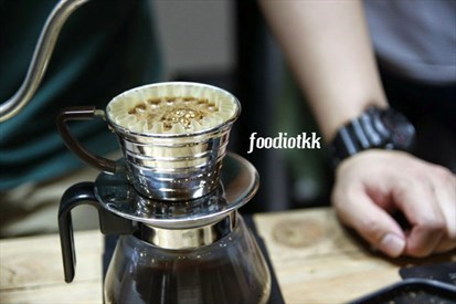 咖啡师David正使用一种叫Kalita Wave的手冲滴滤式（简称手滴）器材萃取危地马拉单品（其他细节就不在这里说了）
