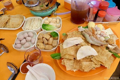 我們四人共點了兩人份的套餐（RM15.50一人份）和十樣單點火鍋配料。