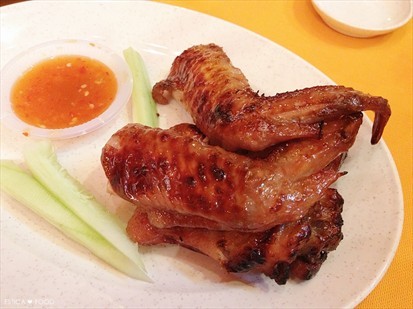 BQ燒雞翅 (一對 BBQ Chicken Wings MYR5.00 per pair) 肉質不錯，但若能再燒久一點，相信味道會更香。