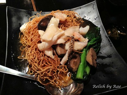 Fried noodles with seafood