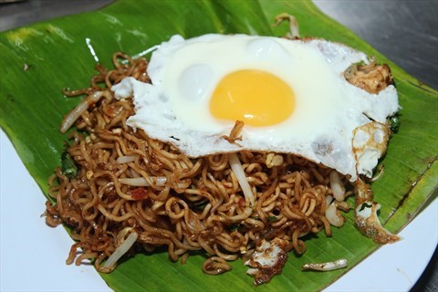 Maggie goreng with banana leaf, not bad~