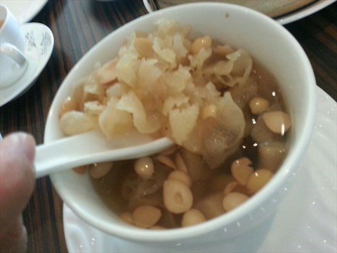Double-boiled Pear with White Fungus and Red Dates 红枣雪耳炖雪梨