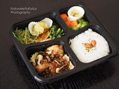 Grilled Chicken with Mushroom and Green Bean in Sweet BBQ Sauce served with premium fragrant rice.