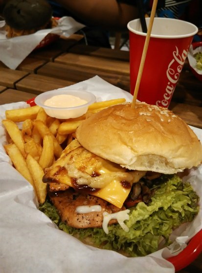 combo set comes with fries and bottomless soft drink. Consist of chic meat, lettuces, mushroom, mini tomatoes, buns.