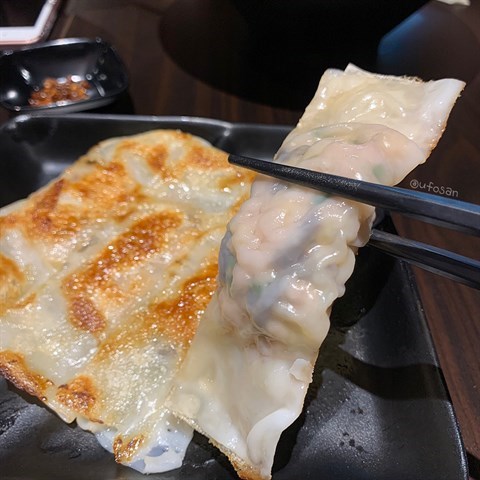 跟平時吃的日式煎餃不一樣形狀，口感欠佳，內陷味道還不錯。  #shoguntonkotsuramen  #cts