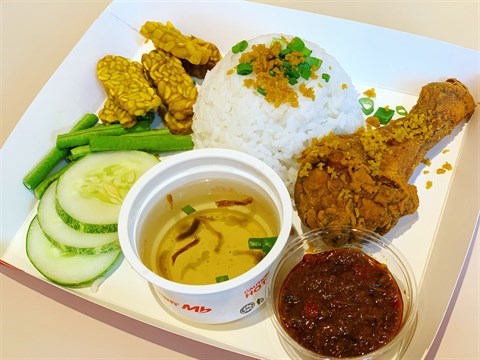 With crispy chicken, tempeh, fresh long beans & cucumber, served with rice, soup & special sambal sauce.